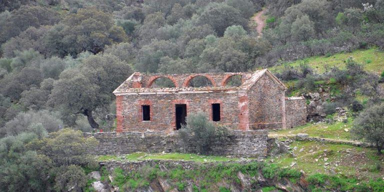 Casa-peones-camineros-Monfrague-1-768x384